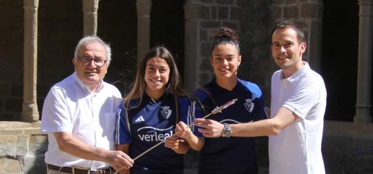 Los lanzadores del cohete posan junto al alcalde